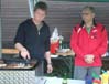 Marcel und Micha beim grillen